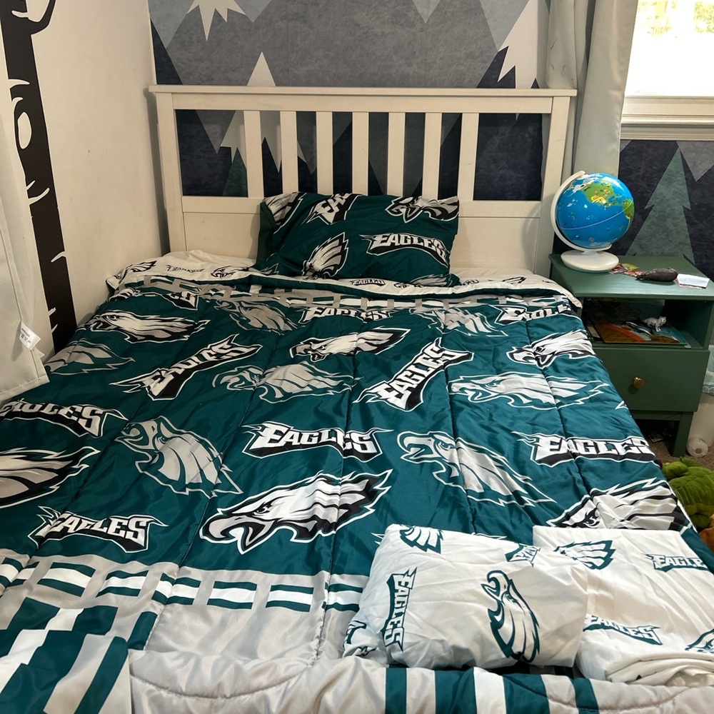 Philadelphia Eagles twin bedding - never used. Comforter, sheets and pillow case